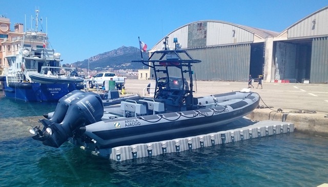 Lancha a motor en puerto