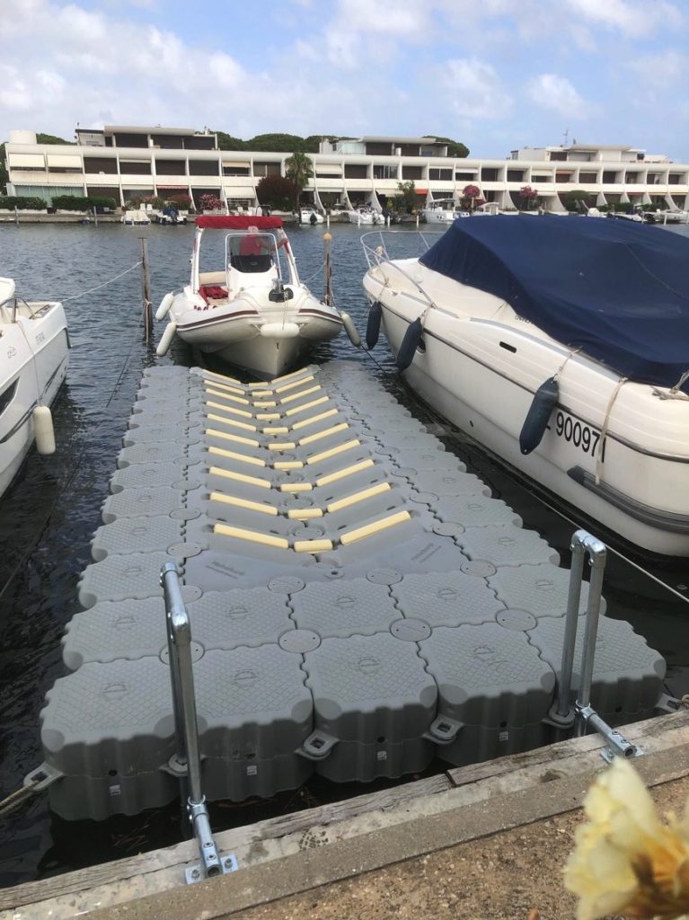 Muelles y botes en puerto