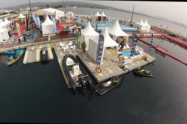 Puerto recreativo con carpas blancas