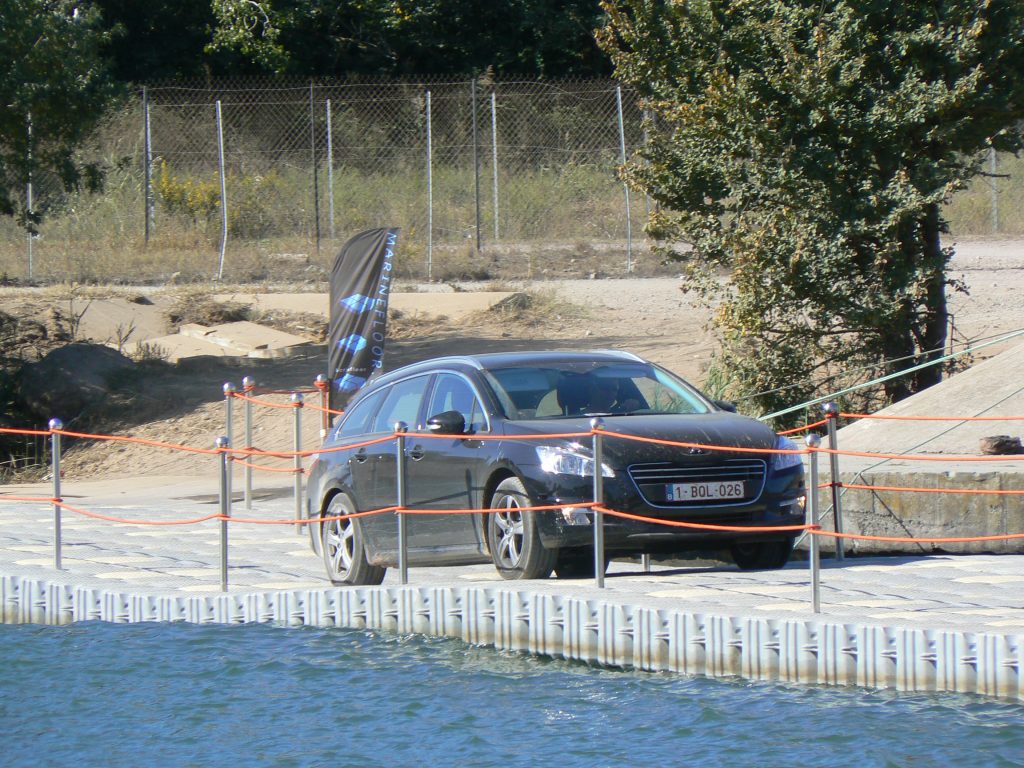 Coche estacionado cerca del agua