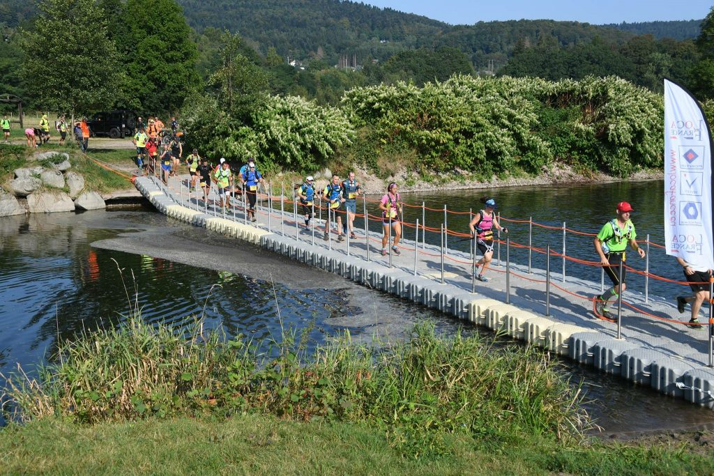 Corredores cruzando un puente