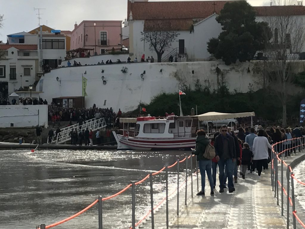 Multitud en el paseo marítimo