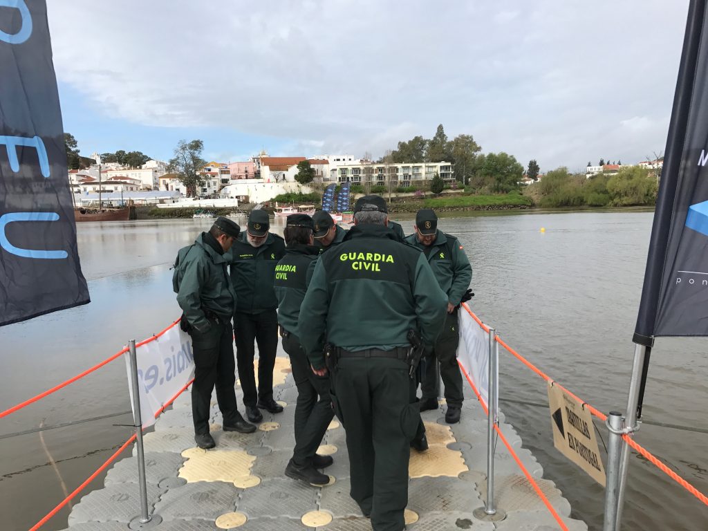Guardias civiles en el río