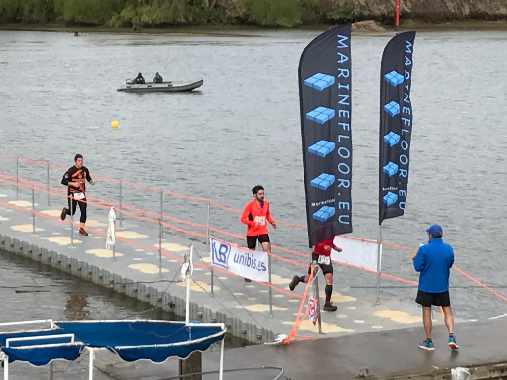 Corredores en competencia junto al agua