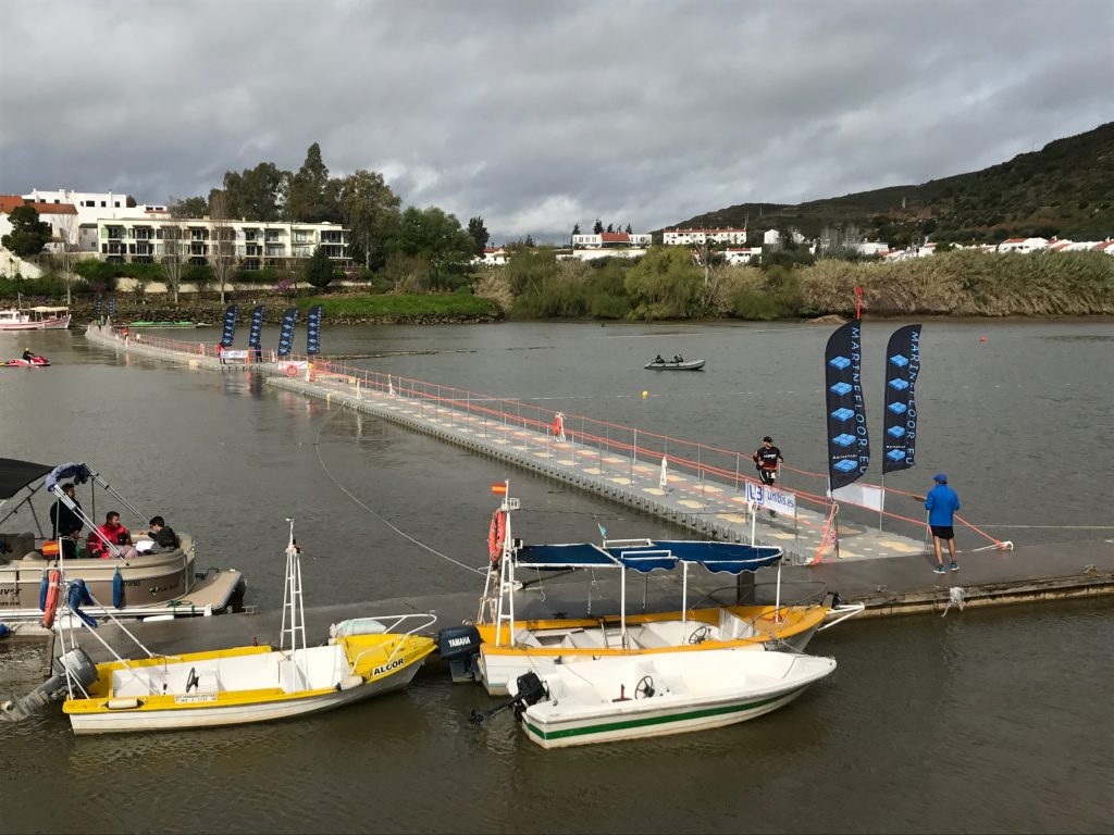 Puerto con botes y rampas