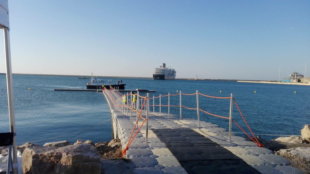 Muelle sobre agua tranquila