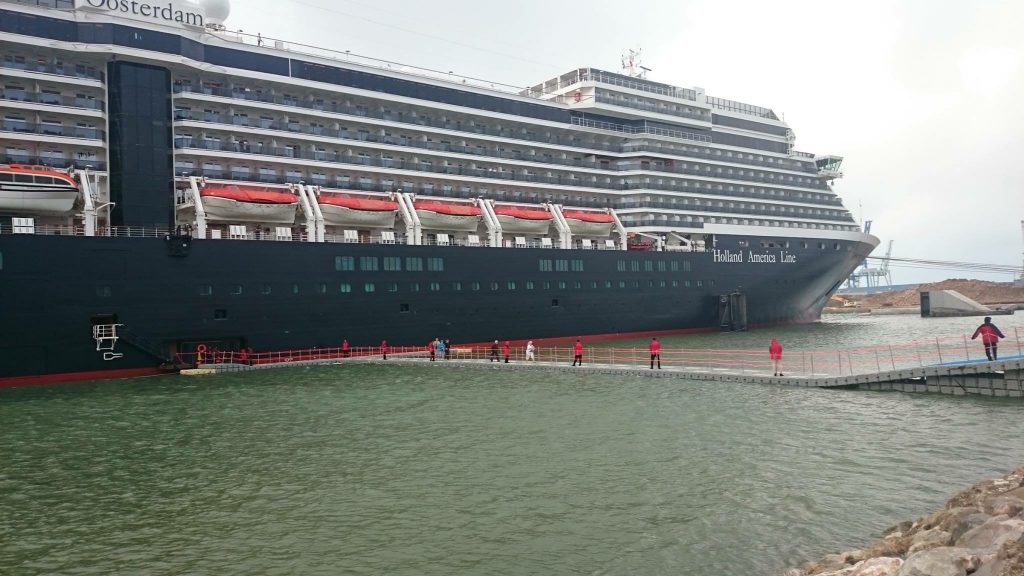Barco atracado en el puerto