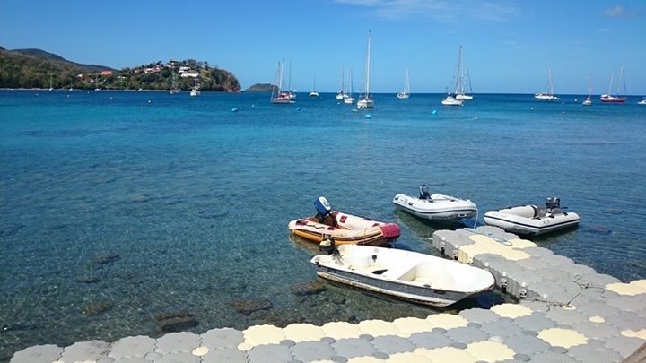 Botes en agua cristalina