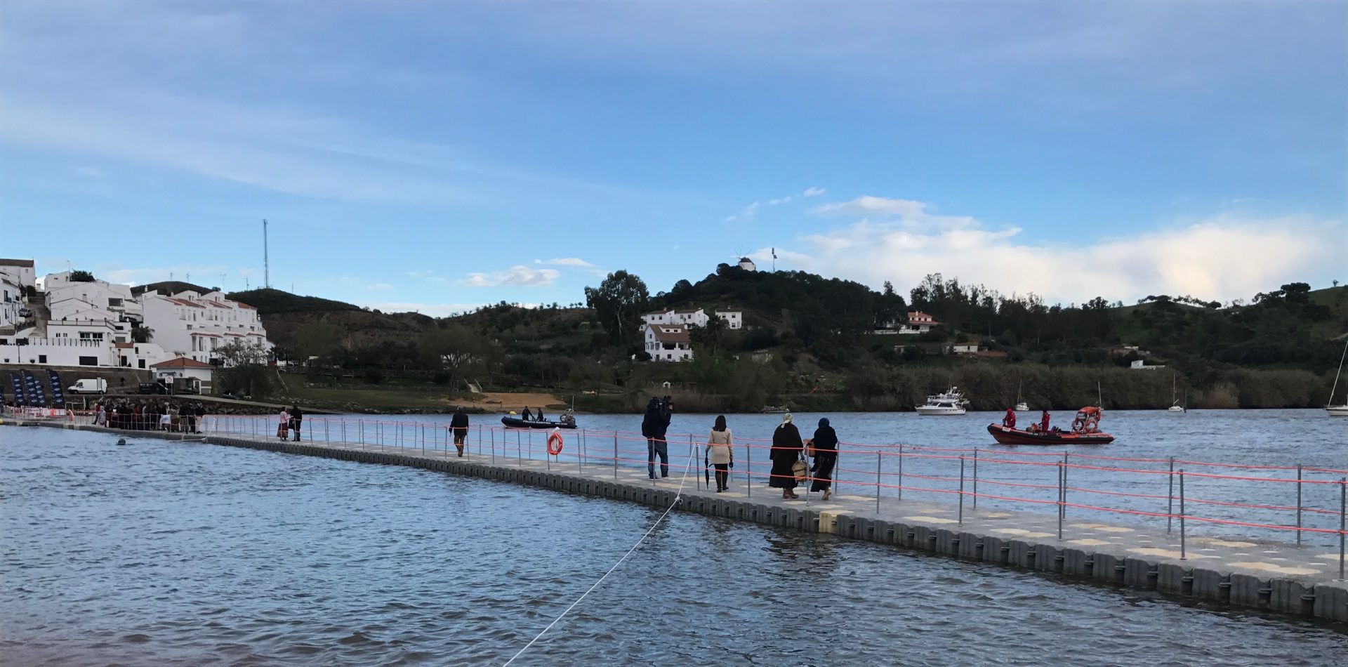 Puente sobre el agua con personas