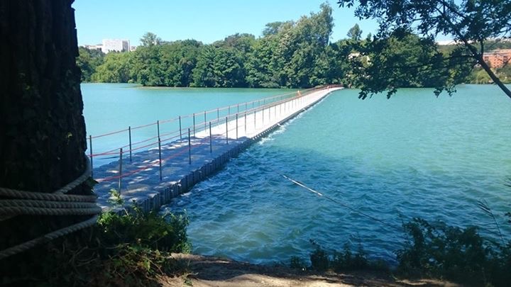 Puente sobre agua azul