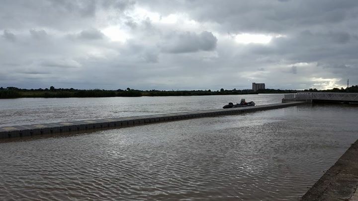 Río bajo un cielo nublado