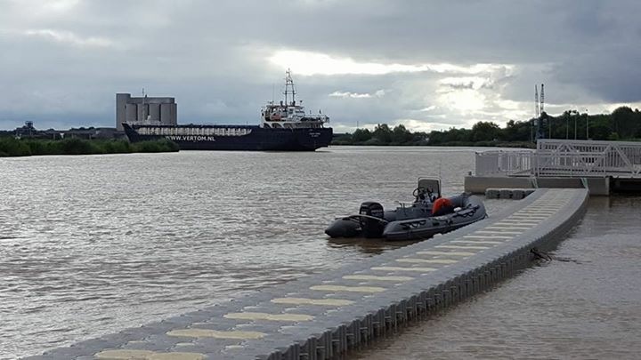Barco en río con nubes
