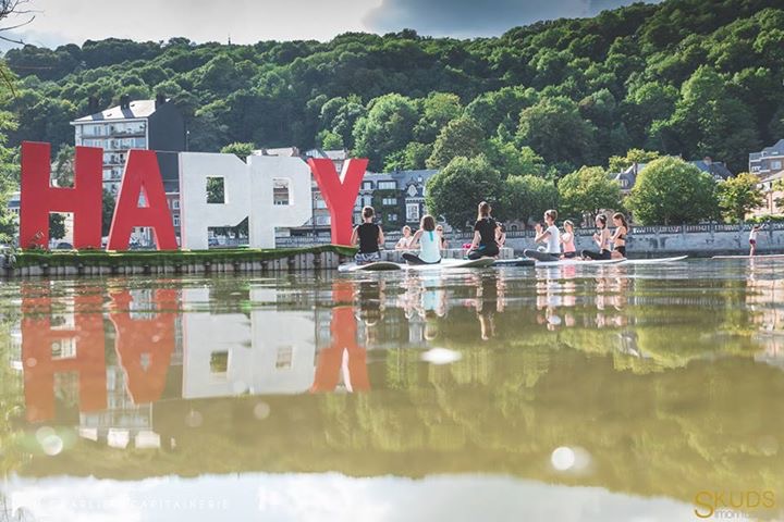 Texto grande que dice "HAPPY"