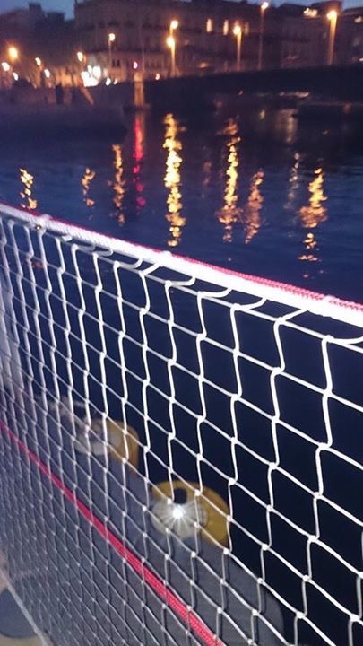 Red de seguridad junto al agua