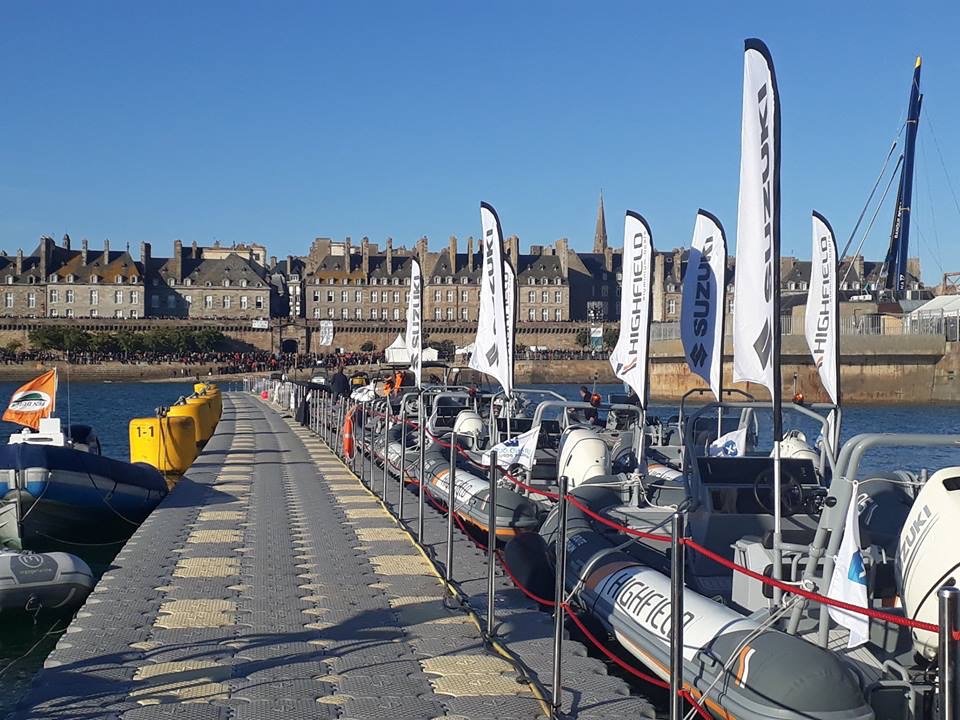 Muelles con botes y banderas