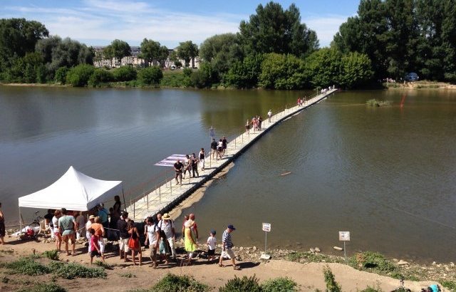 Puente sobre un río tranquilo