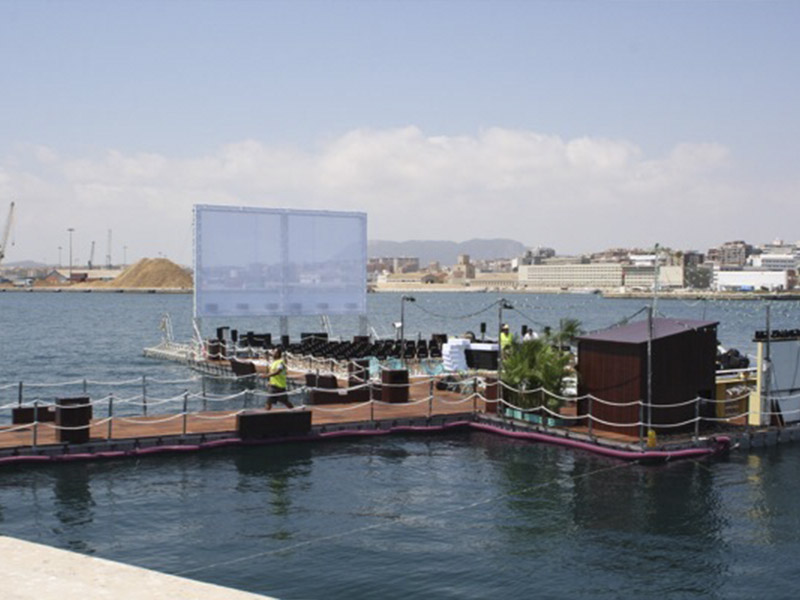 Pantalan flotante en el agua