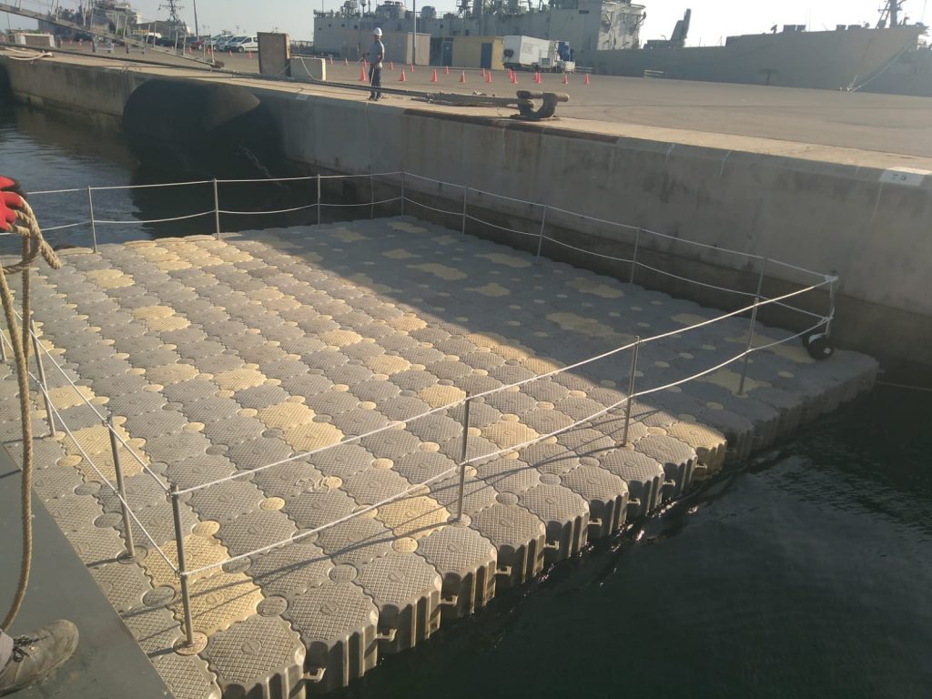 Muelle flotante en el agua