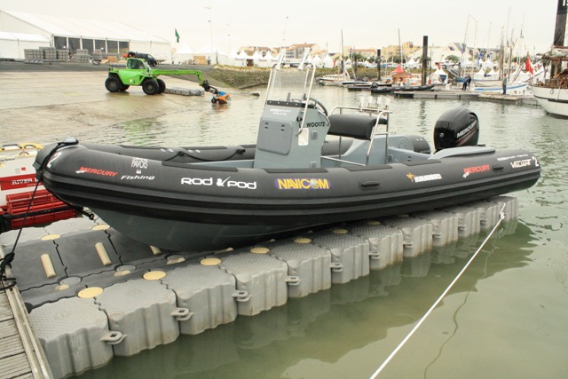Barco inflable en el muelle