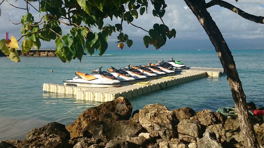 Motos de agua en muelle