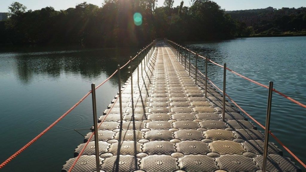 Camino flotante sobre el agua