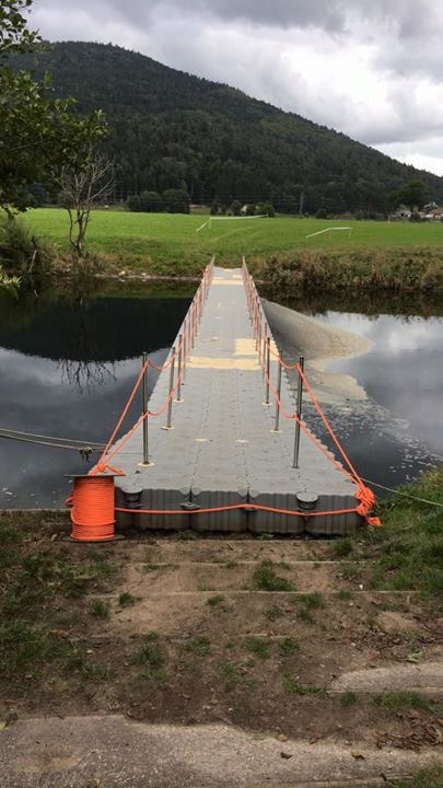 Puente flotante sobre el agua