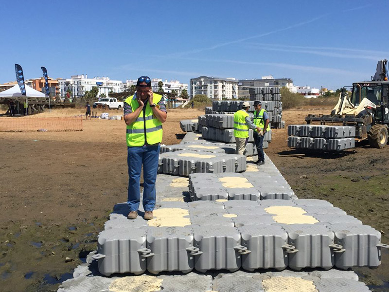 Trabajadores con chalecos en construcción