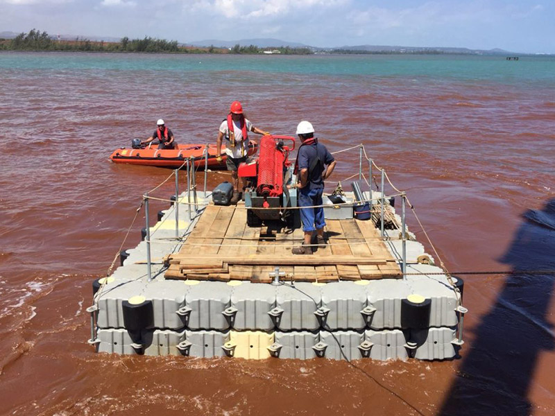 Plataforma flotante en el agua