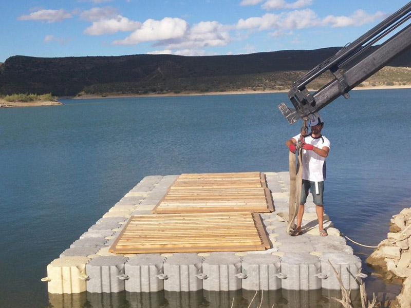 Hombre en un muelle flotante